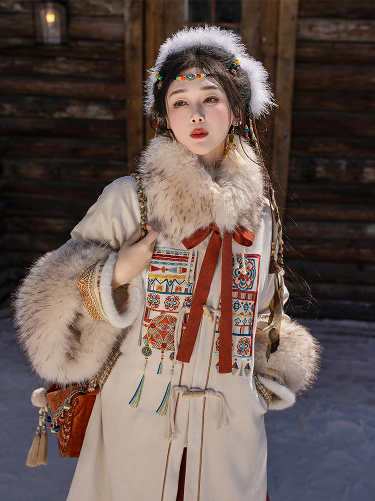 Ming Dynasty and Zhuang Ethnic Inspired Hanfu Crew Neck Jacket - Yunzhongge 云中歌