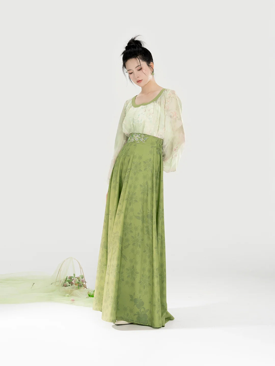 Tang Dynasty Modern Hanfu Set with Flowing Eight-Panel Skirt - Qingmei Lane 青梅弄 (Preorder)
