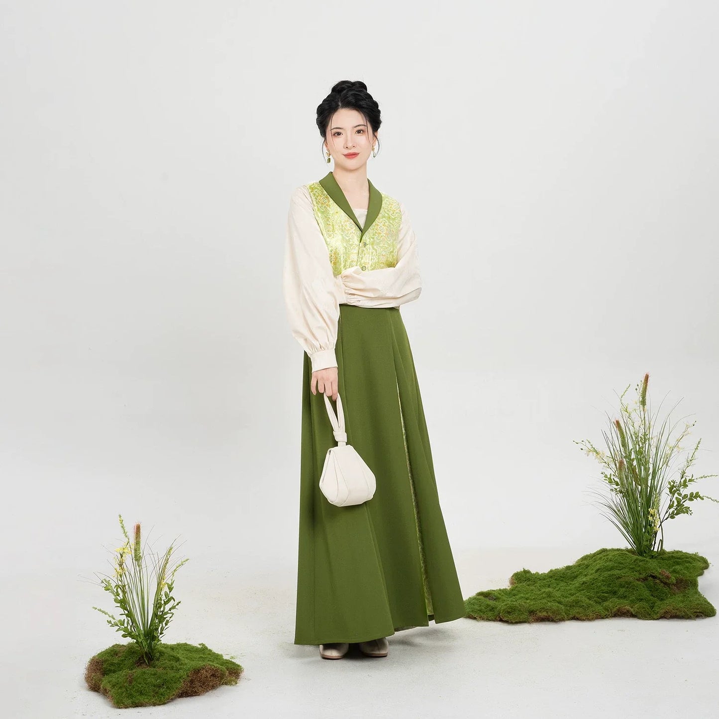 Song Dynasty Modern Hanfu Set with Majia Vest and Three Pleat Skirt - Cuiyin 翠茵 (Preorder)