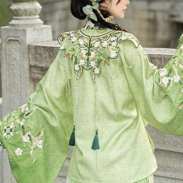 Ming Dynasty Hanfu Set with Cloud Collar & Mamian Skirt in Yellow | Qian 青桃祈安