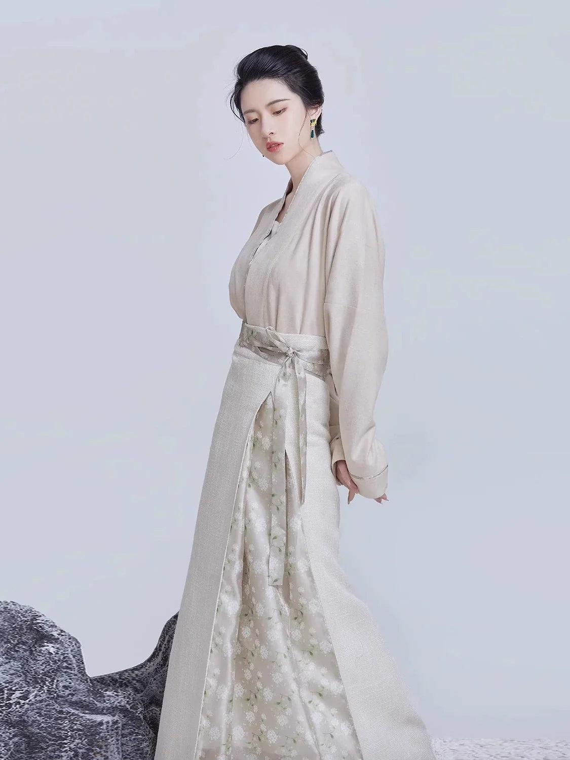 Song Dynasty Modern Hanfu Set with Changgan Temple Beizi and Three Pleat Skirt - Hanjiang Snow 寒江雪 (Preorder)