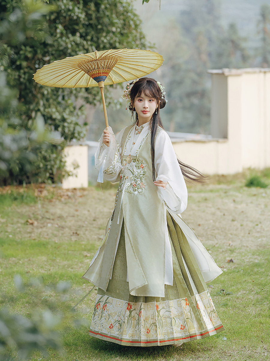 Ming Dynasty Spring Hanfu Outfit with Robe & Mamian Skirt | Spring Returns 踏春归