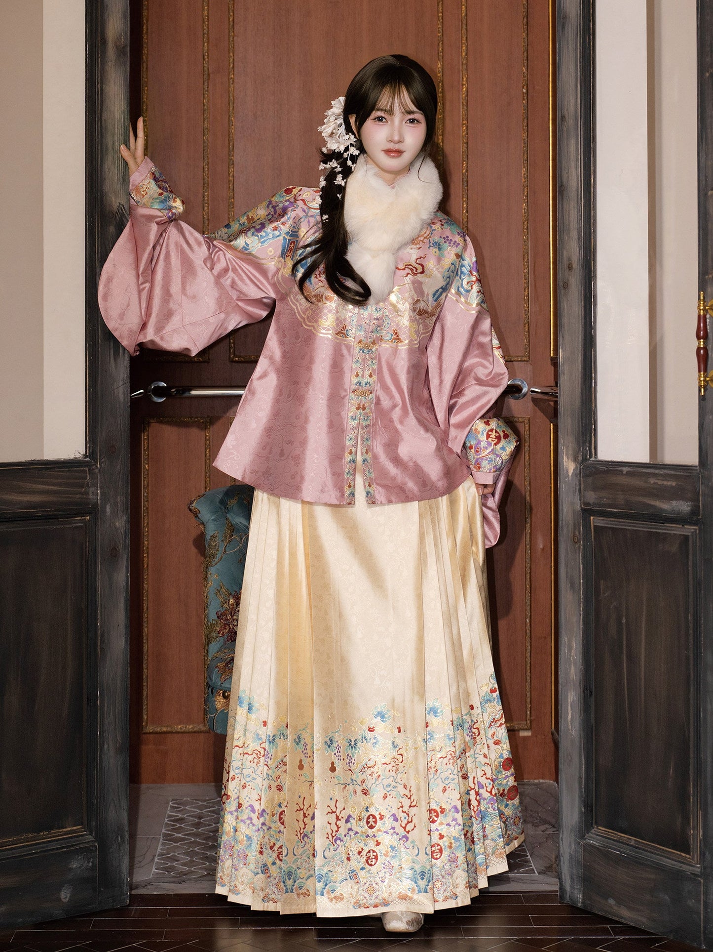 Ming Dynasty Wedding Hanfu Set with Pipa Sleeve Top & Mamian Skirt | Auspicious Fortune 福禄来宜