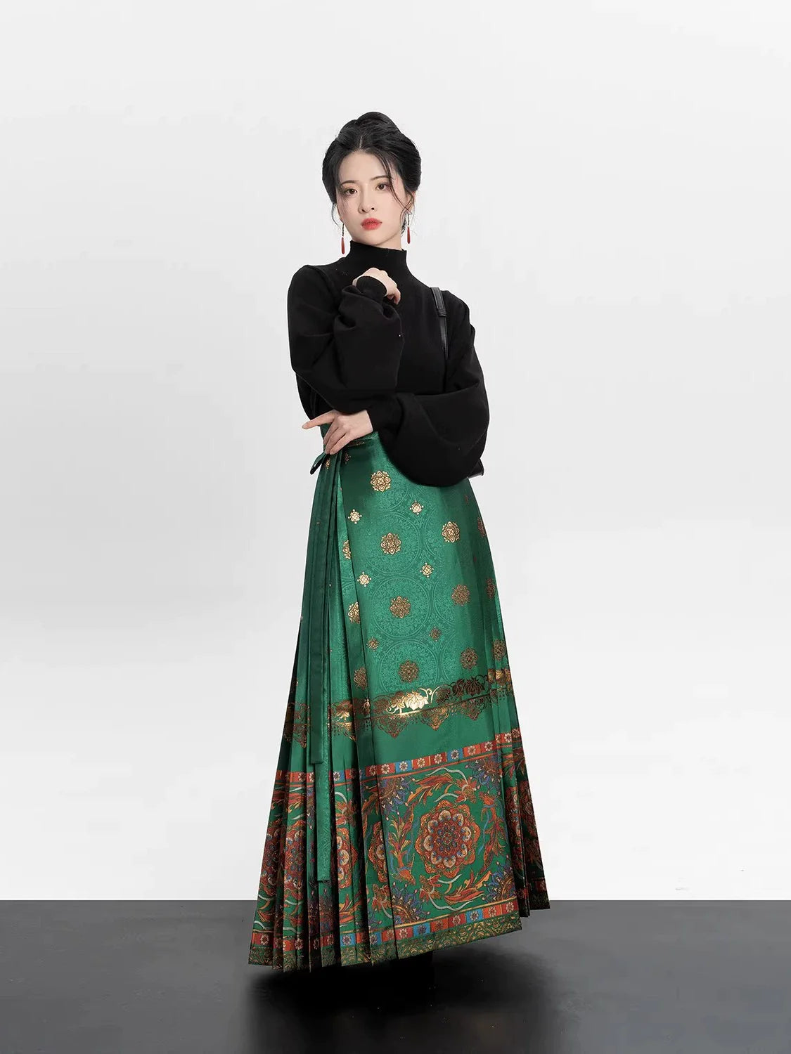 Ming Dynasty Traditional Hanfu Costume with Dunhuang Prints - Watching Fishes 观鱼知乐
