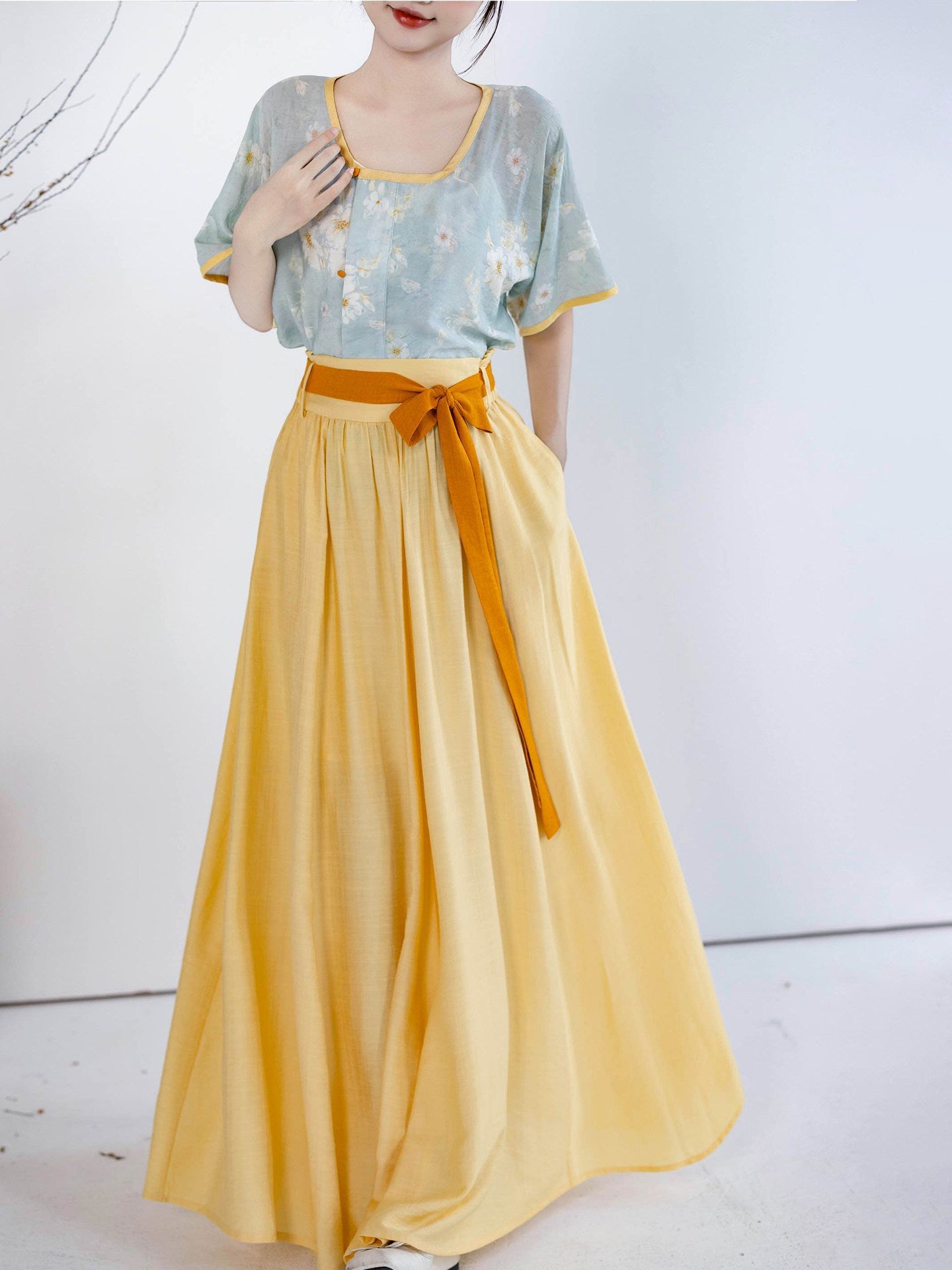 Song Dynasty Modern Hanfu Tencel Cardigan and Elastic Skirt - Little Chrysanthemum 小雏菊 (Preorder)