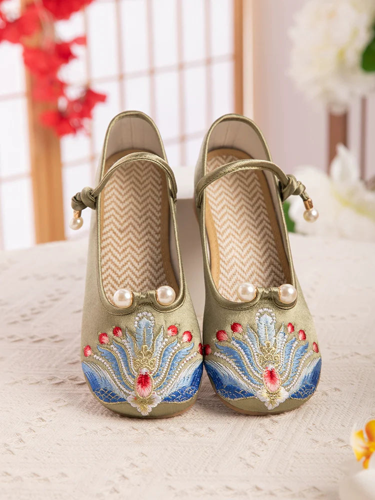 Elizabeth - Embroidered Chinese Style Shoes
