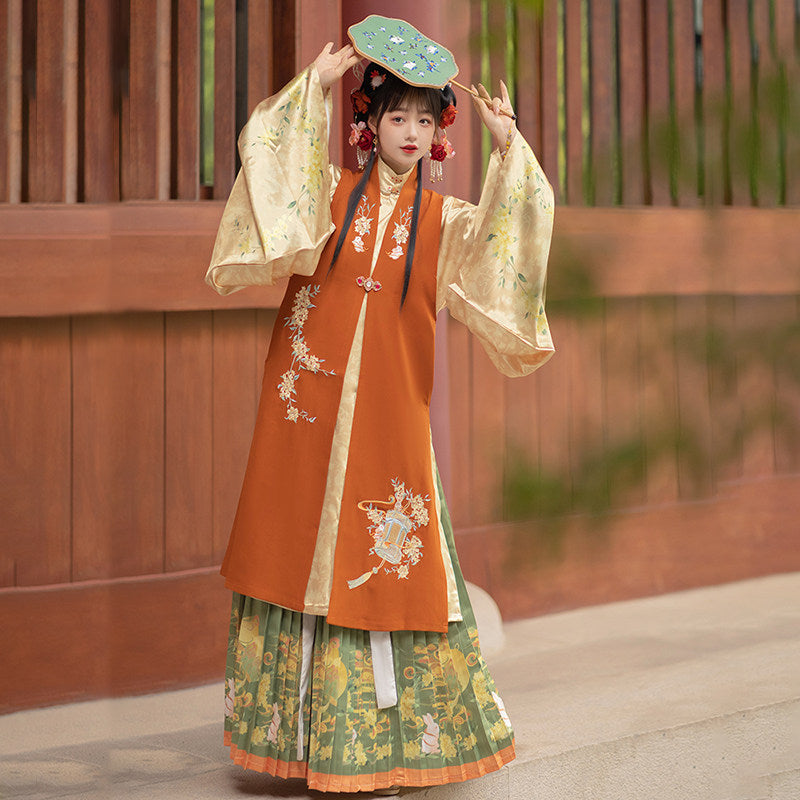 Ming Dynasty Bijia Wide Sleeve Robe & Pleated Skirt | Laurel Rabbit 月桂兔