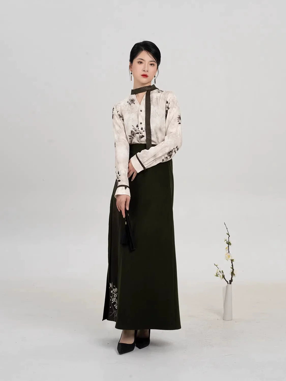 Song Dynasty Modern Hanfu Set with Long Sleeve Top and Spiral Skirt - Fumei 赋梅 (Preorder)