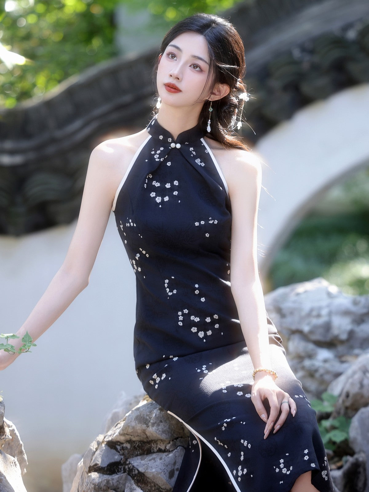 Sleeveless Halter Neck Midi Cheongsam | White Daisies