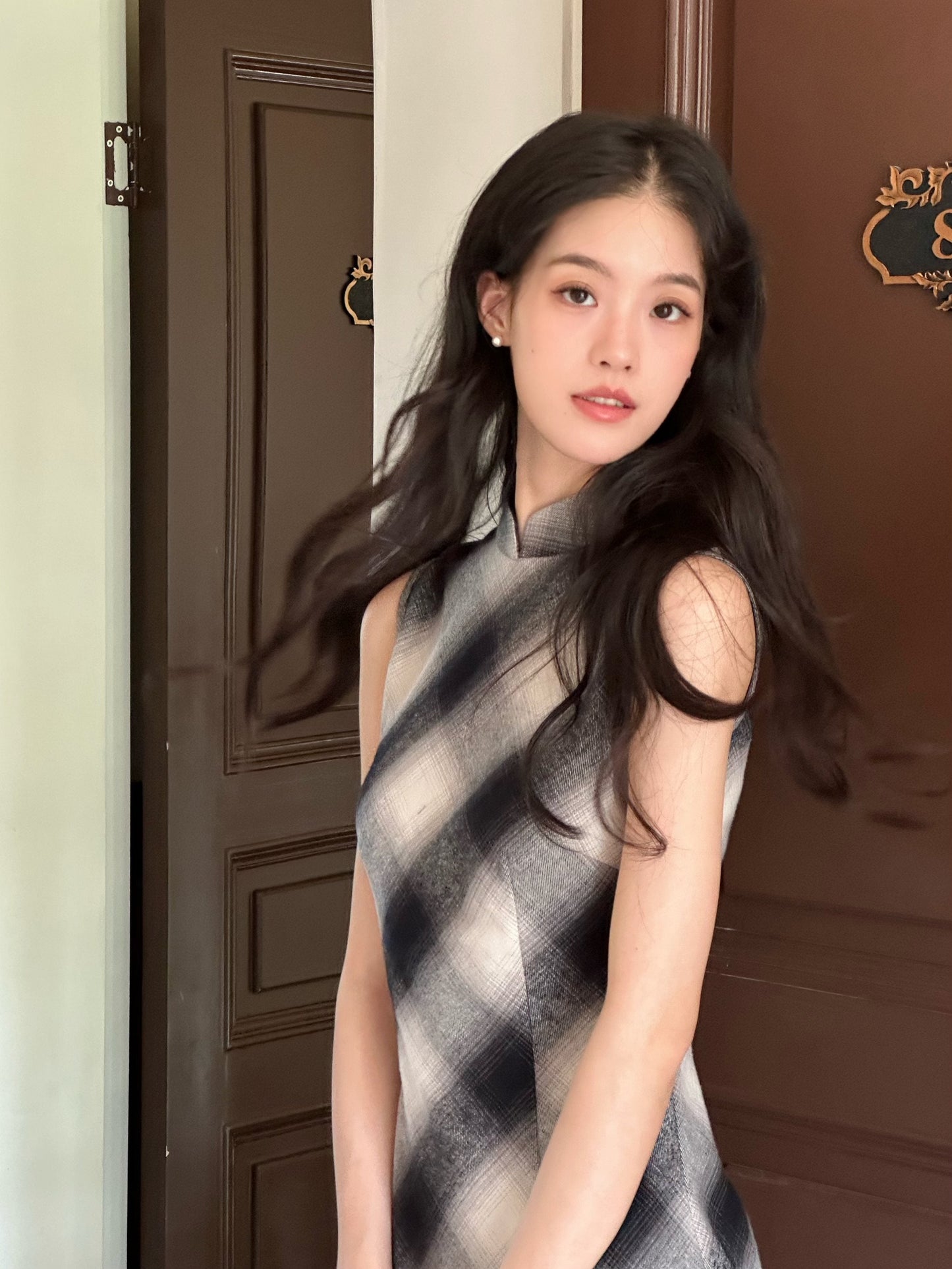 Sleeveless Black and White Plaid Long Cheongsam | Jasmine