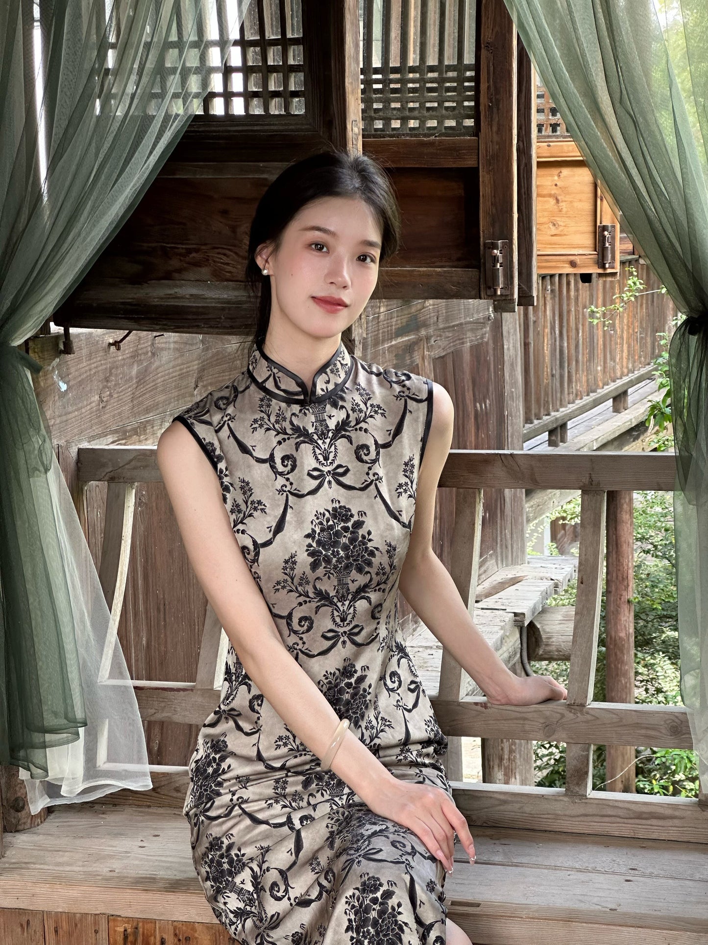 Sleeveless Satin Long Cheongsam | Chuwen