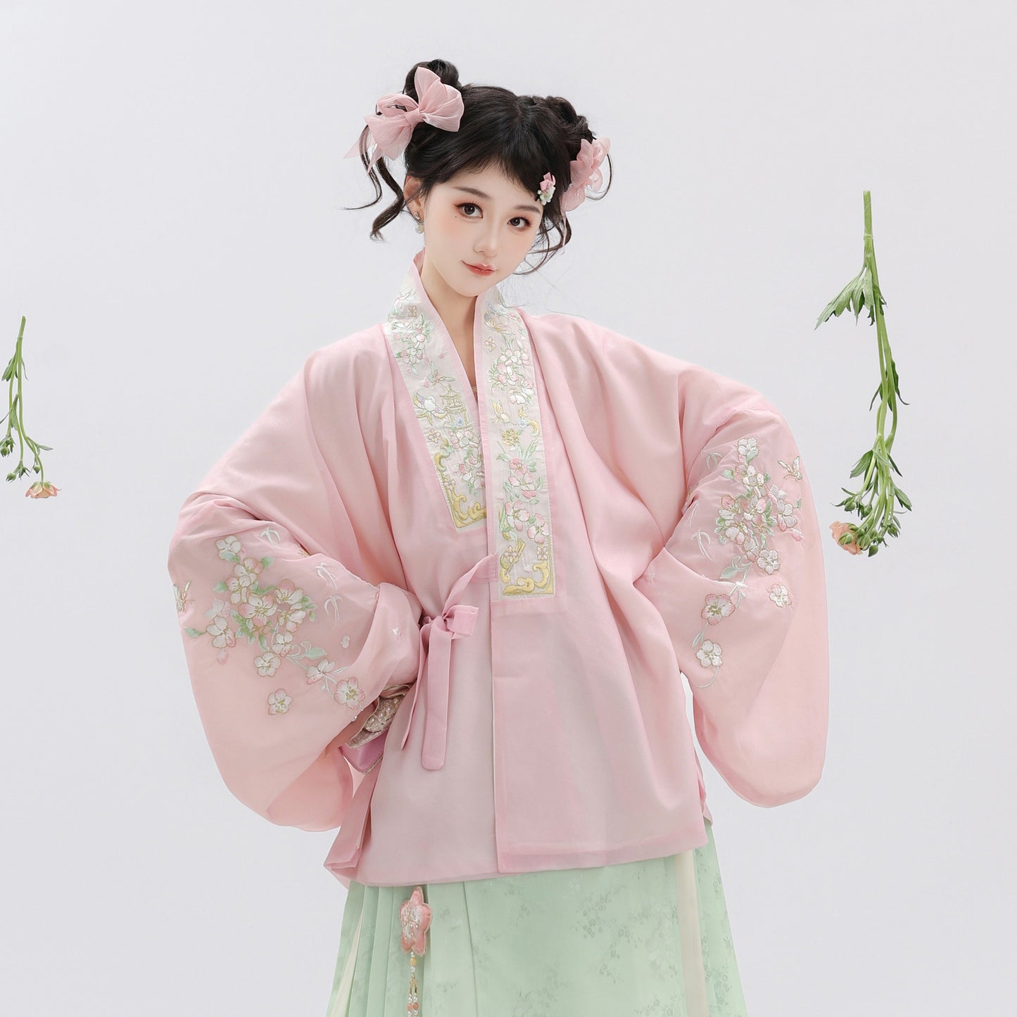 Ming Dynasty Cross Collar Top & Mint Pink Mamian Skirt | Chunmanyuan 春满园