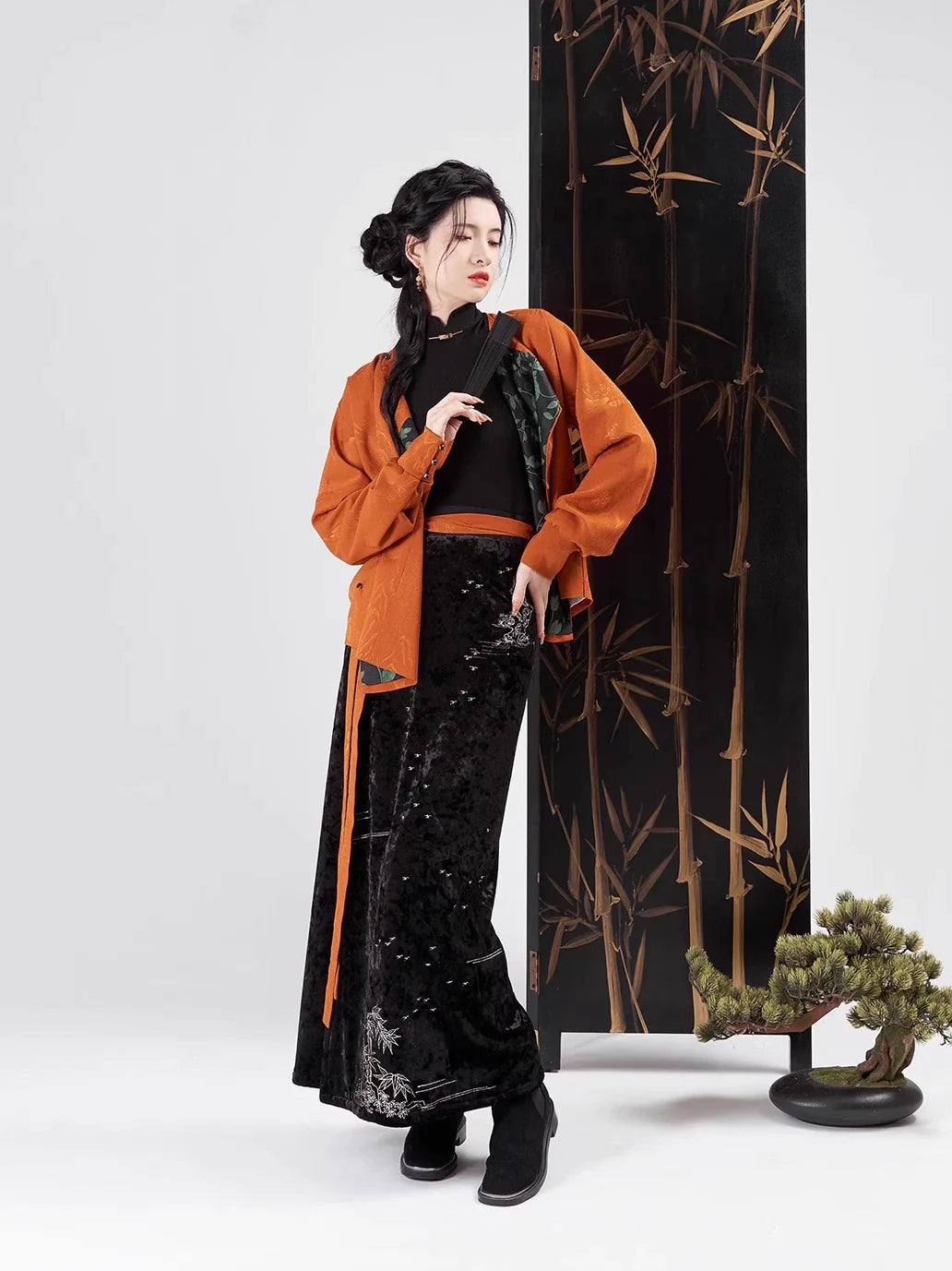 Song Dynasty Modern Hanfu Set with Long Sleeve Top and Spiral Skirt - Ruoying 若瑛 (Preorder)