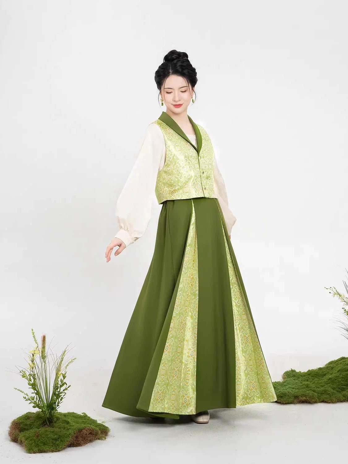 Song Dynasty Modern Hanfu Set with Majia Vest and Three Pleat Skirt - Cuiyin 翠茵 (Preorder)