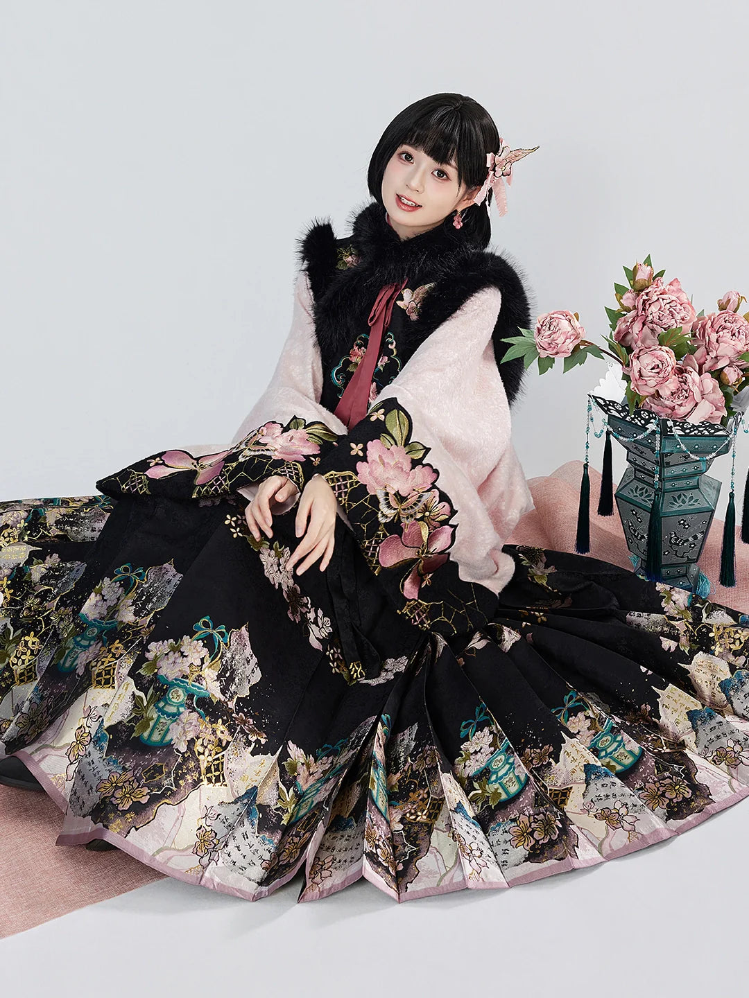 Ming Dynasty Modern Hanfu Pipa Sleeve Top, Vest, and Mamianqun - Qingrong Nuancui 晴蓉暖翠