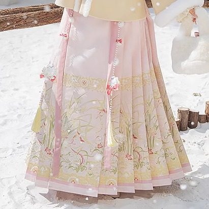 Ming Dynasty Hanfu Set with Fleece Jacket & Mamian Skirt | Warmth 暖暖