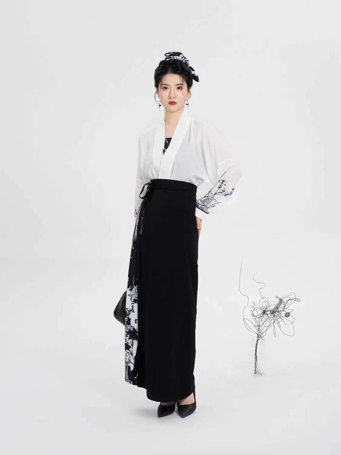 Song Dynasty Modern Hanfu Set with Winged Sleeve Top and Spiral Skirt - Heiyouzi 黑釉瓷 (Preorder)