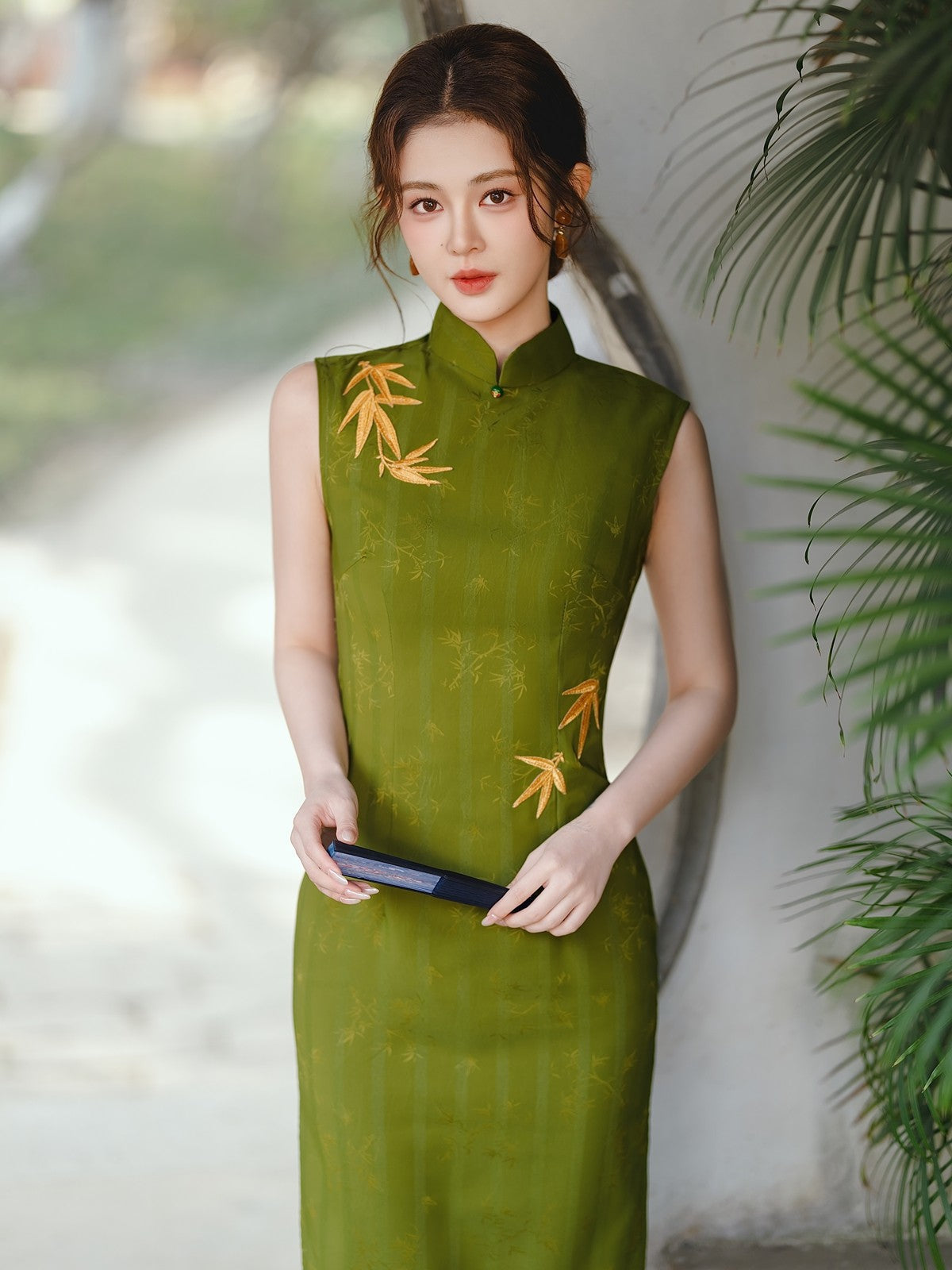 Sleeveless Olive Midi Cheongsam | Golden Leaves