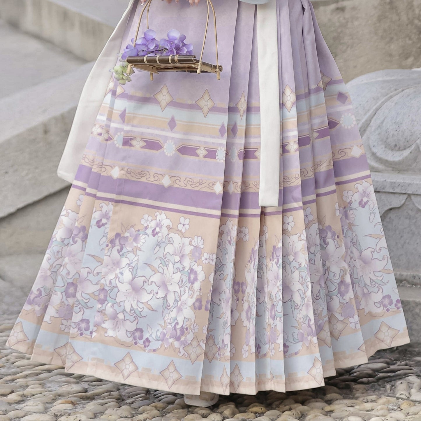 Ming Dynasty Embroidered Cross Collar Jacket & Printed Mamian Skirt | Purple Softness 紫暖暖