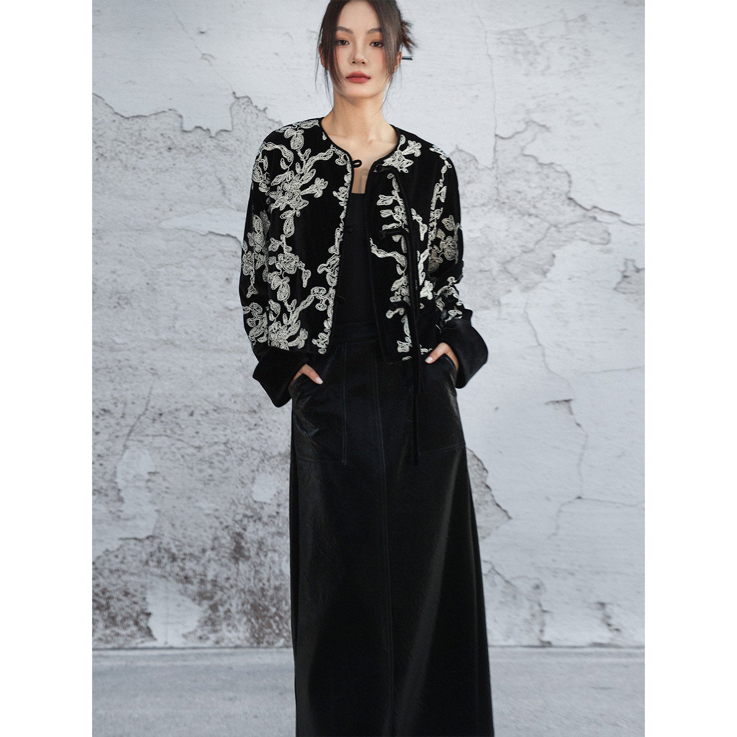 New Chinese Style Contrast Embroidered Velvet Short Jacket