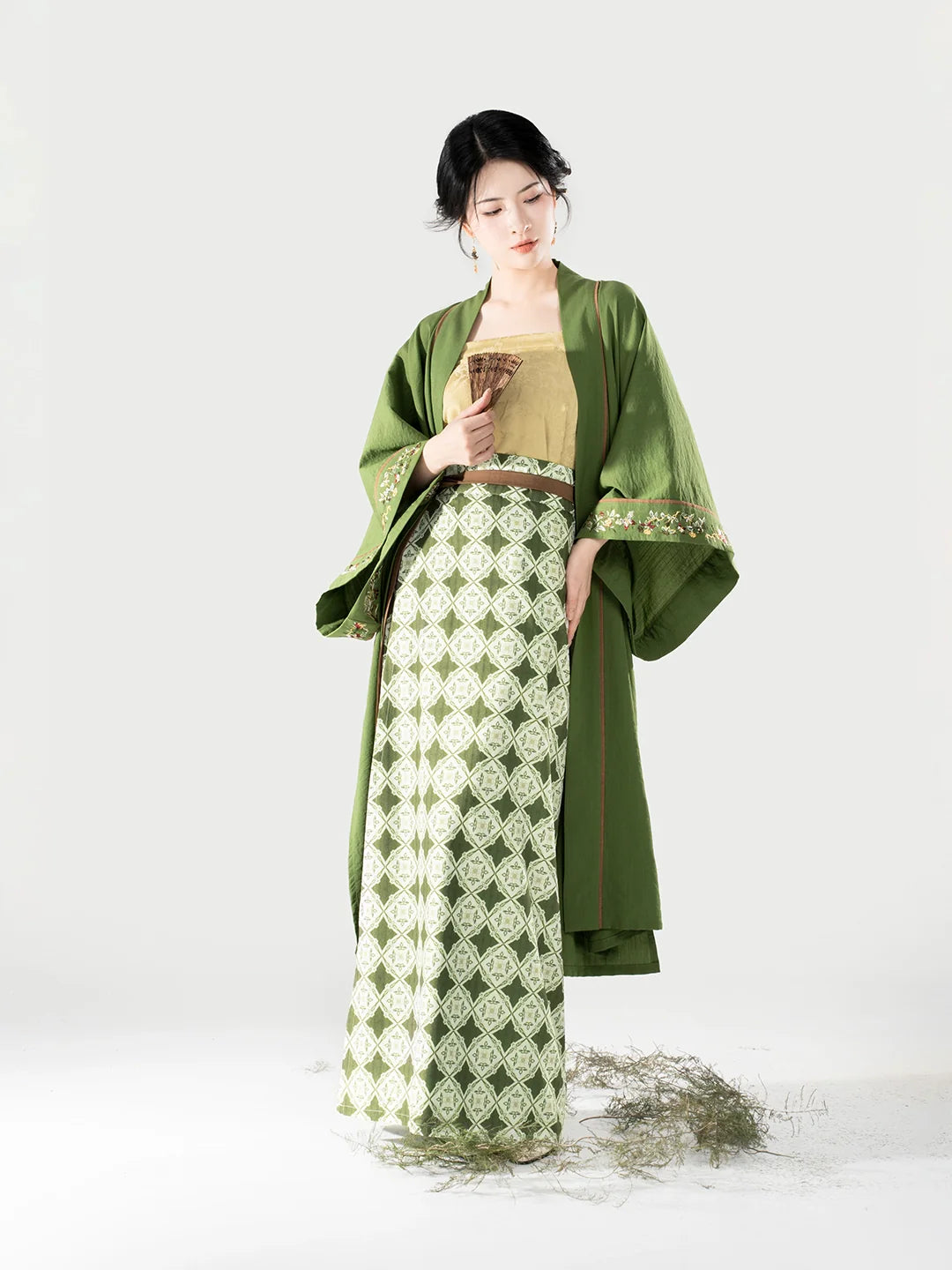 Song Dynasty Modern Hanfu Set with Changgan Temple Beizi and Spiral Skirt - Yuhuacui 玉华翠 (Preorder)