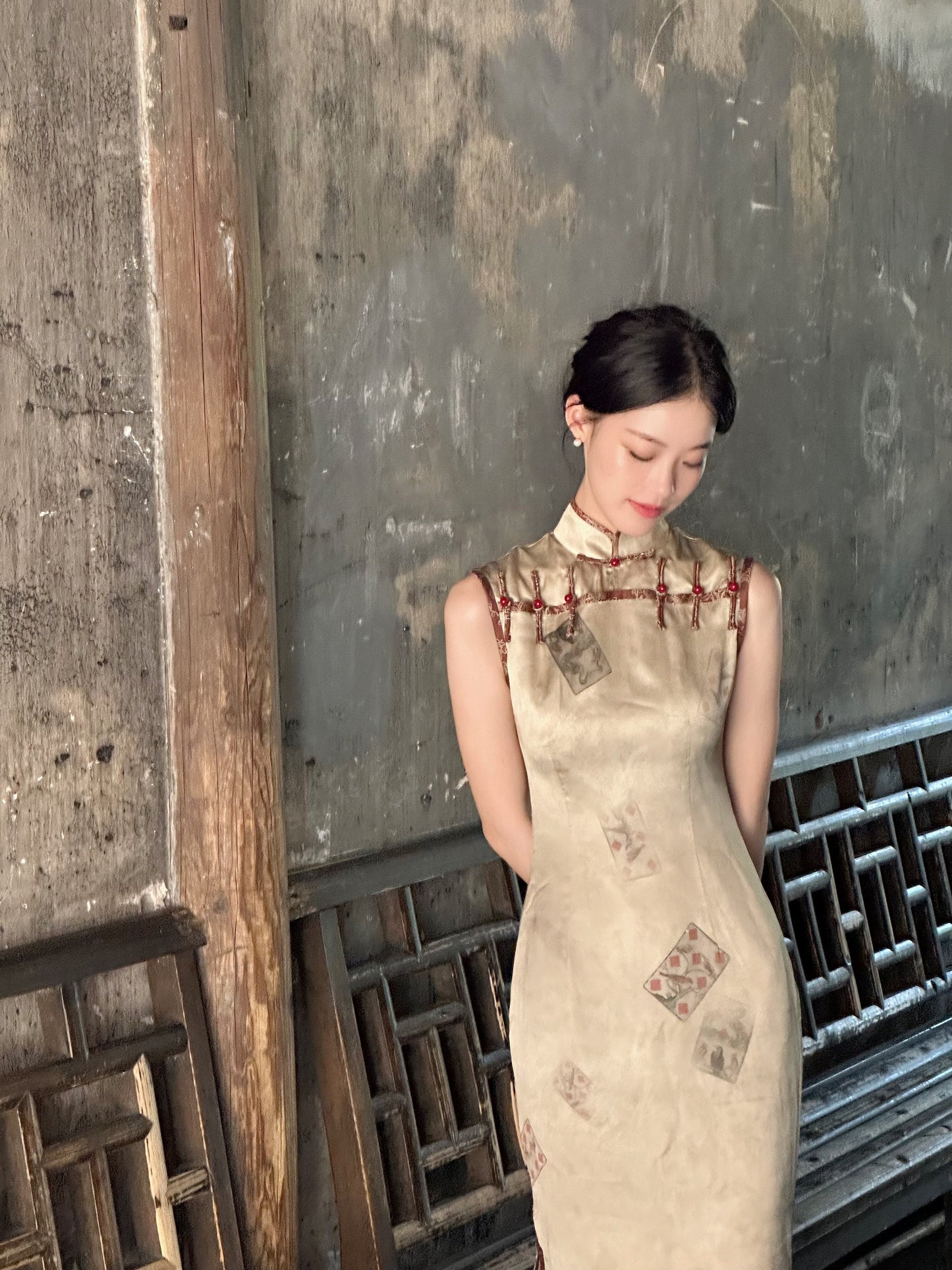 Sleeveless Satin Long Cheongsam | Xunxun