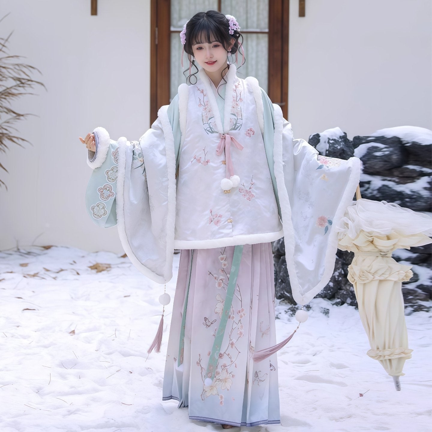 Ming Dynasty Bijia Pipa Sleeve Top & Mamian Skirt for Winter | Plum Blossom Date 赏梅有约