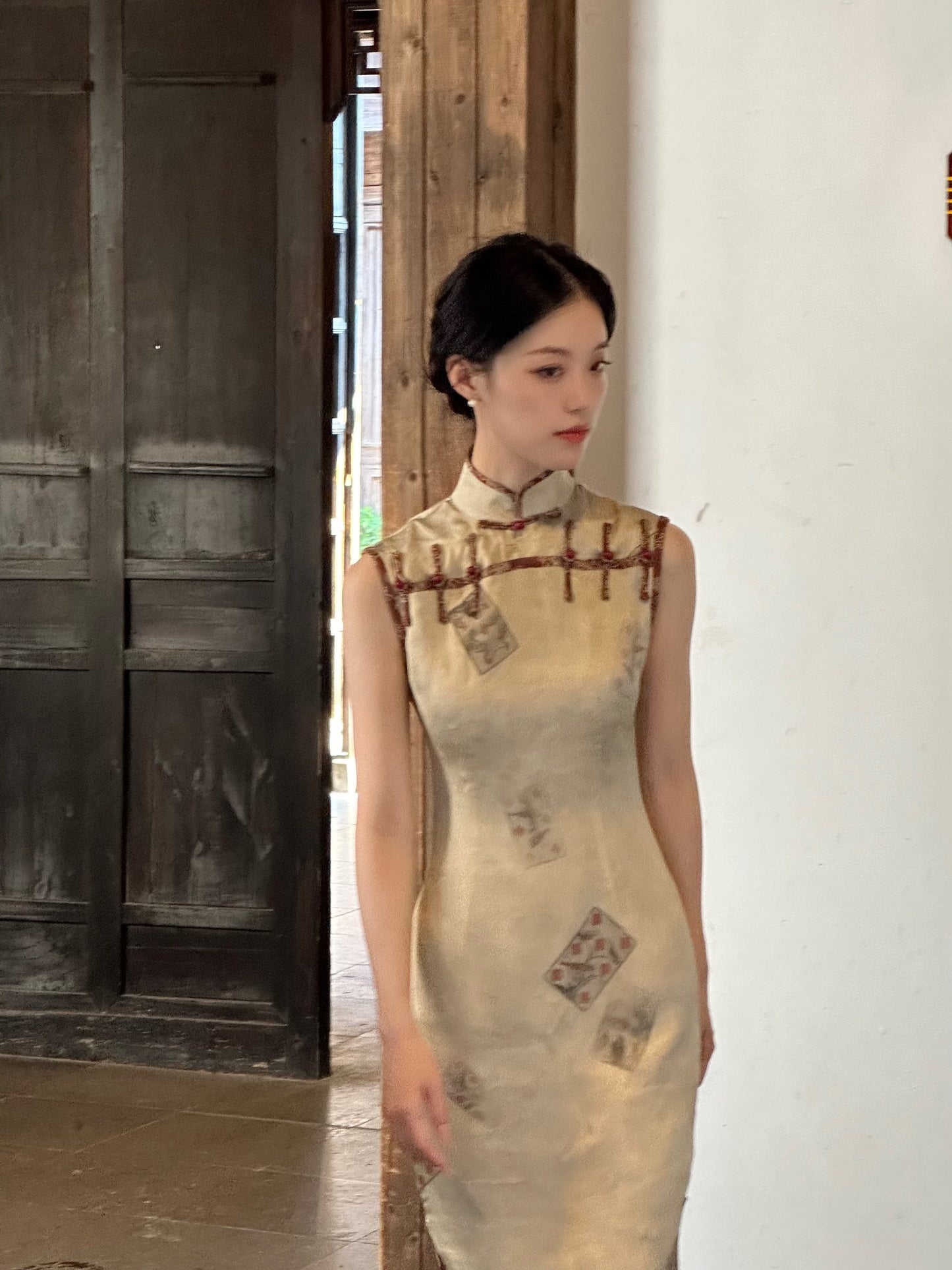 Sleeveless Satin Long Cheongsam | Xunxun