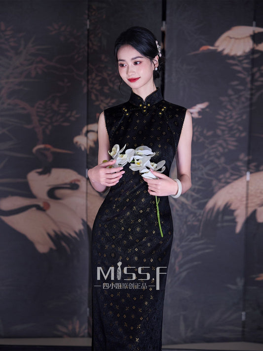 Qingchuan sleeveless gold leaves long cheongsam qipao — detail view