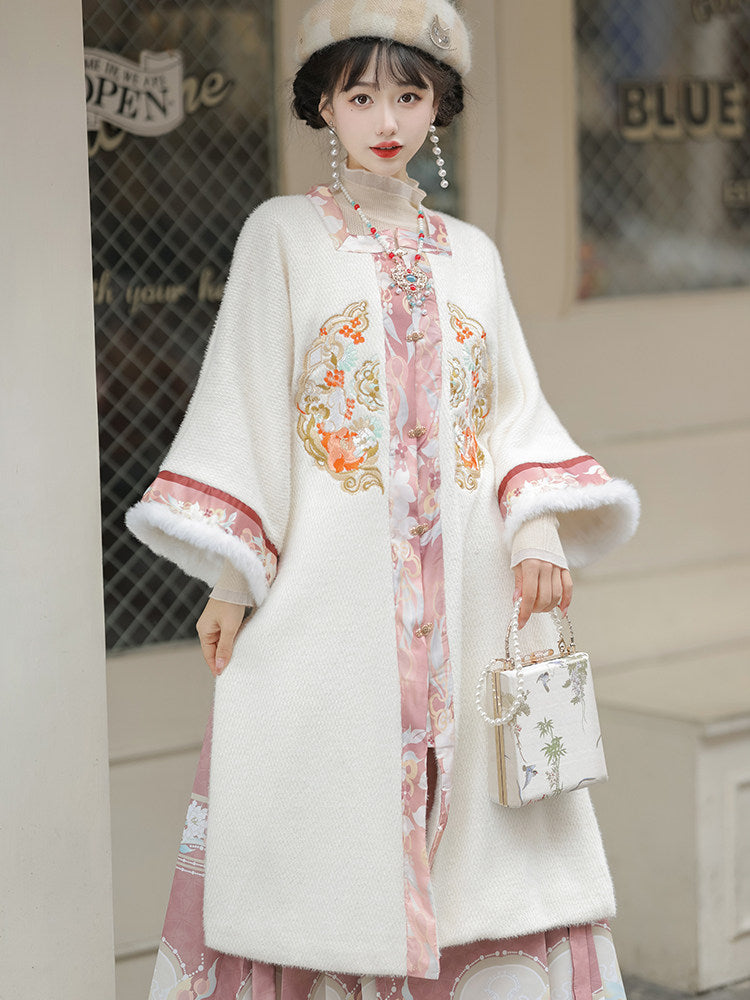Ming Dynasty Embroidered Fleece Robe & Mamian Skirt | Velvet Flowers 花绒