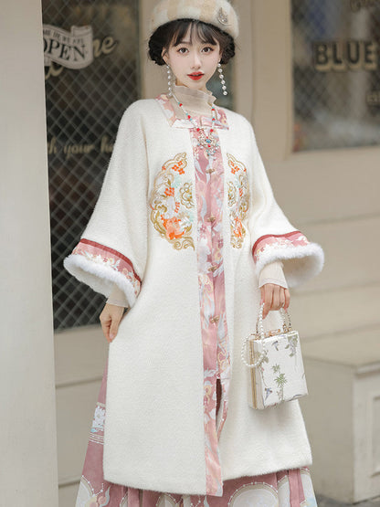Ming Dynasty Embroidered Fleece Robe & Mamian Skirt | Velvet Flowers 花绒