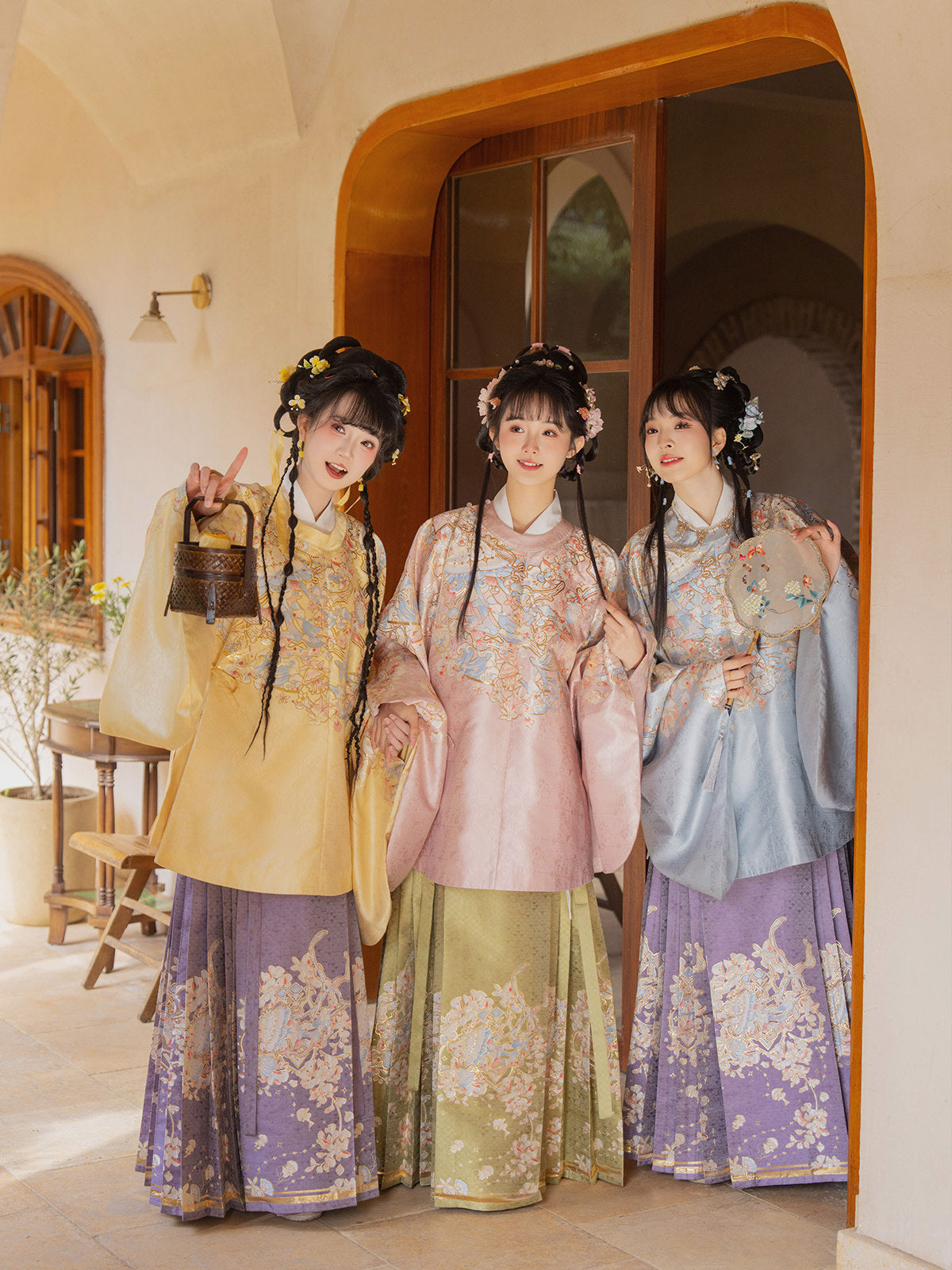 Ming Dynasty Round Collar Pipa Sleeve Top & Mamian Skirt | Melodies 棠织金音