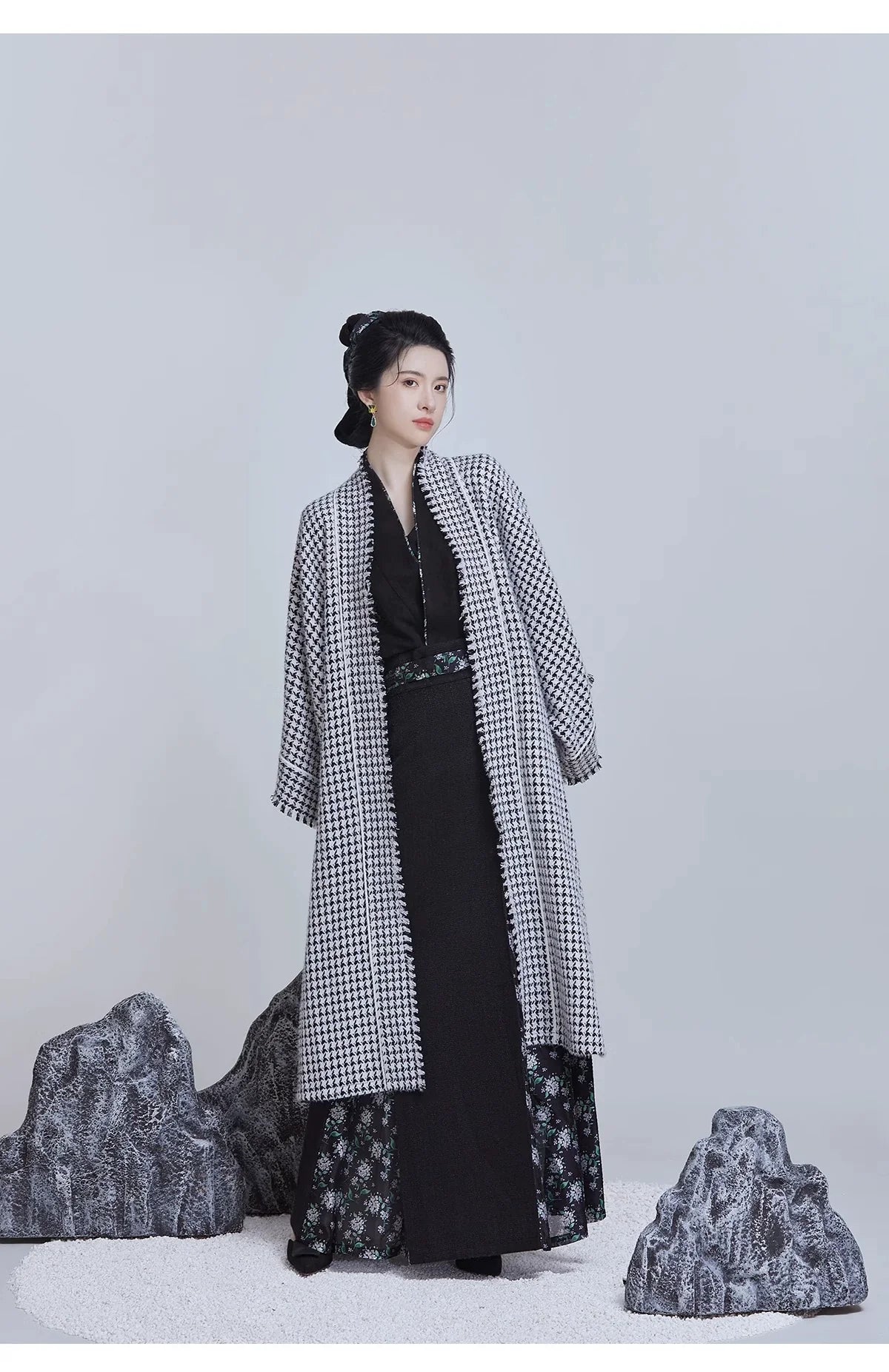 Song Dynasty Modern Hanfu Set with Changgan Temple Beizi and Three Pleat Skirt - Hanjiang Snow 寒江雪 (Preorder)