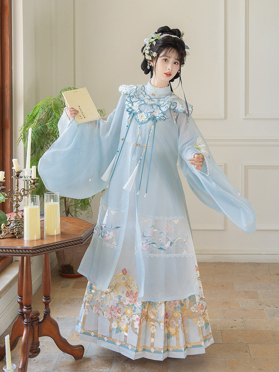Ming Dynasty Hanfu Set with Cloud Collar & Mamian Skirt | Crescent 半月霜