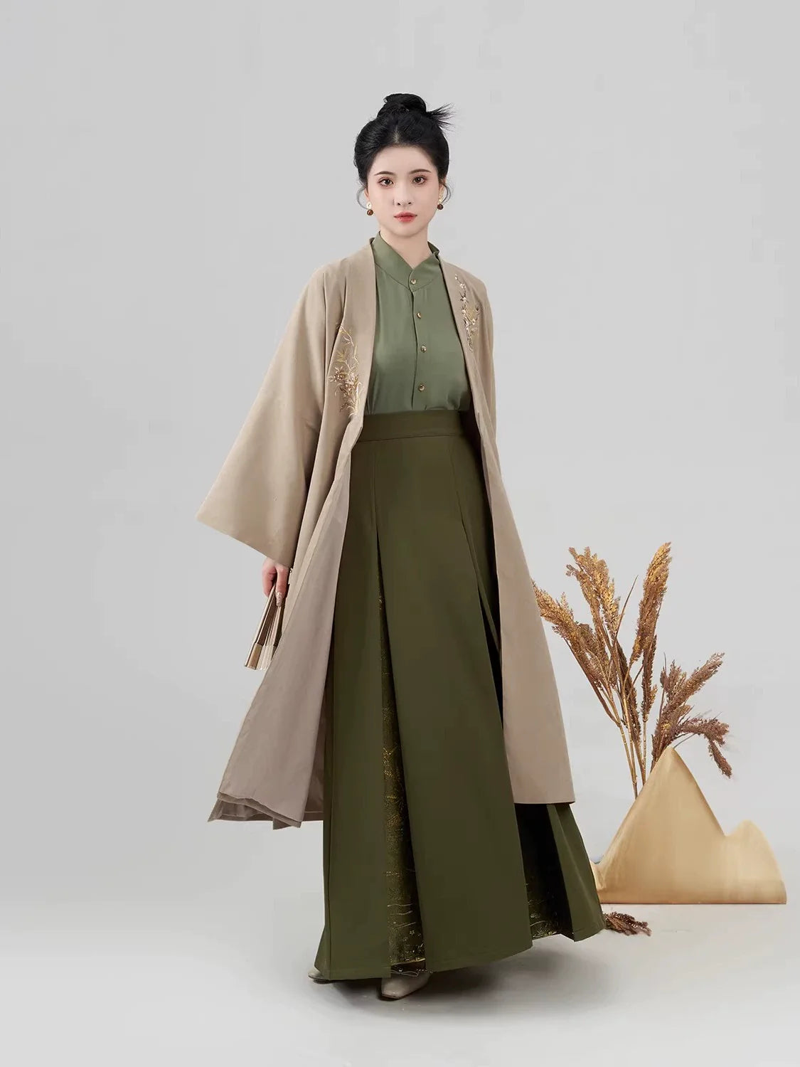 Song Dynasty Modern Hanfu Set with Long Sleeve Top and Three Pleat Skirt - Maisui 麦穗 (Preorder)