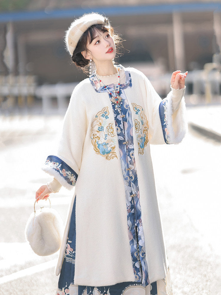 Ming Dynasty Embroidered Fleece Robe & Mamian Skirt | Velvet Flowers 花绒
