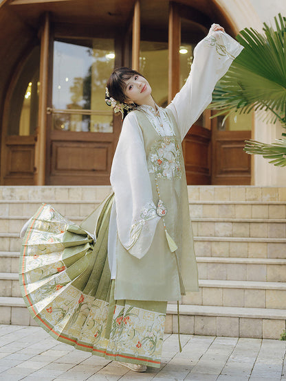 Ming Dynasty Spring Hanfu Outfit with Robe & Mamian Skirt | Spring Returns 踏春归