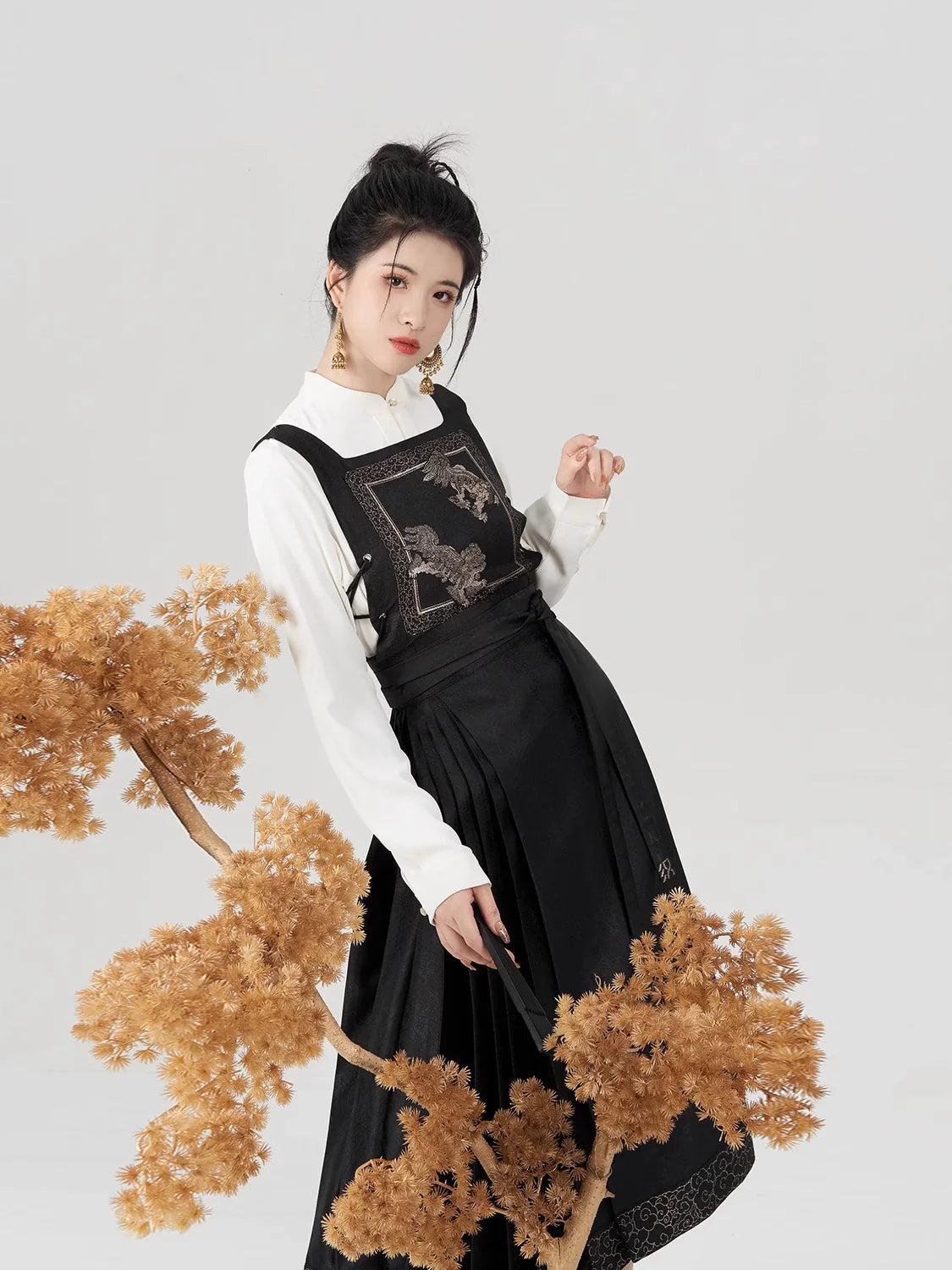 Ming Dynasty Modern Hanfu Mamianqun Outfit - Jinwu 金乌