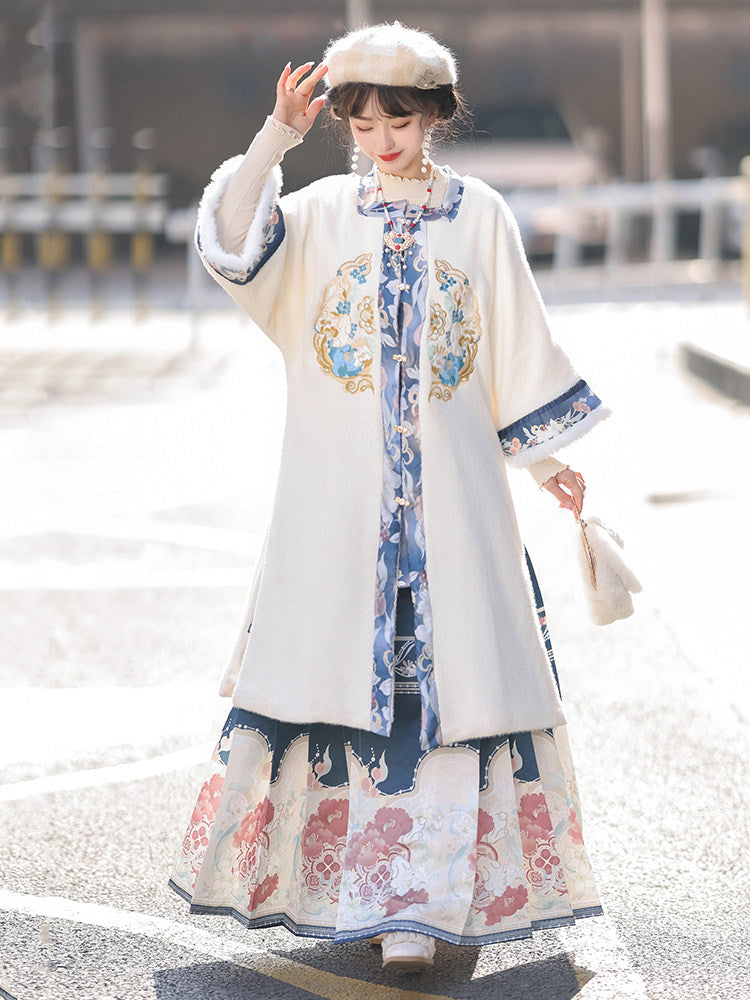 Ming Dynasty Embroidered Fleece Robe & Mamian Skirt | Velvet Flowers 花绒