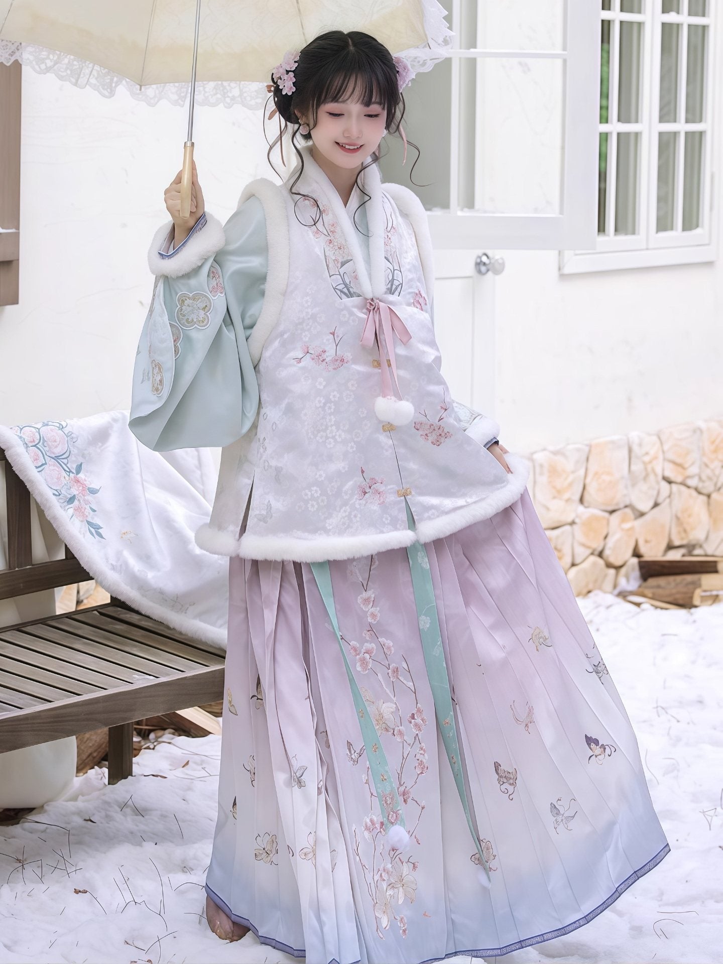 Ming Dynasty Bijia Pipa Sleeve Top & Mamian Skirt for Winter | Plum Blossom Date 赏梅有约