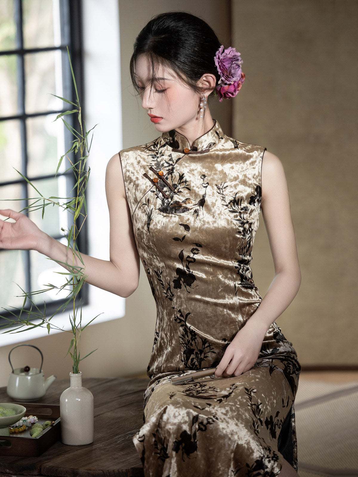Sleeveless Gold Velvet Long Cheongsam | Jinyi