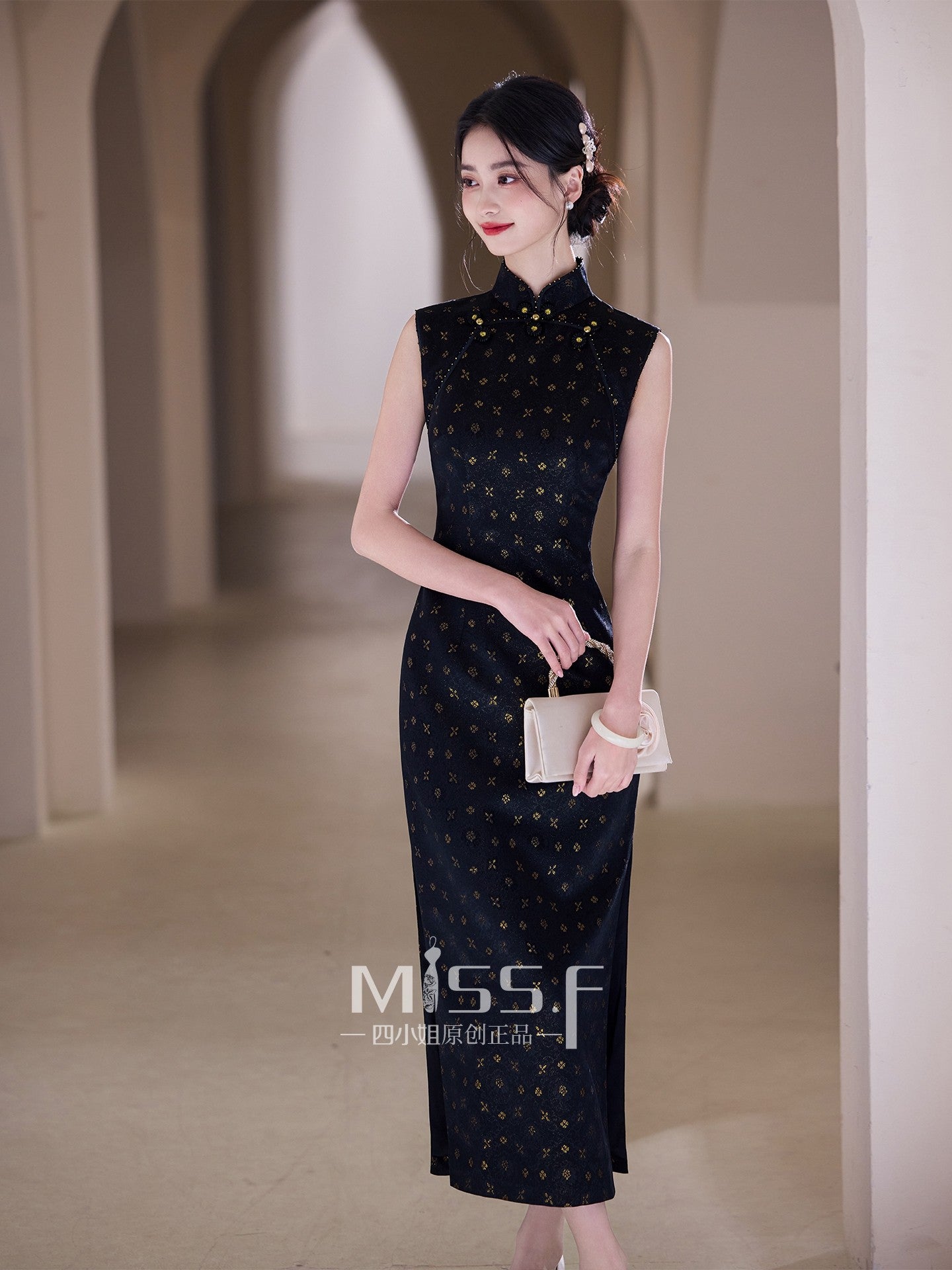 Sleeveless Gold Leaves Long Cheongsam | Qingchuan