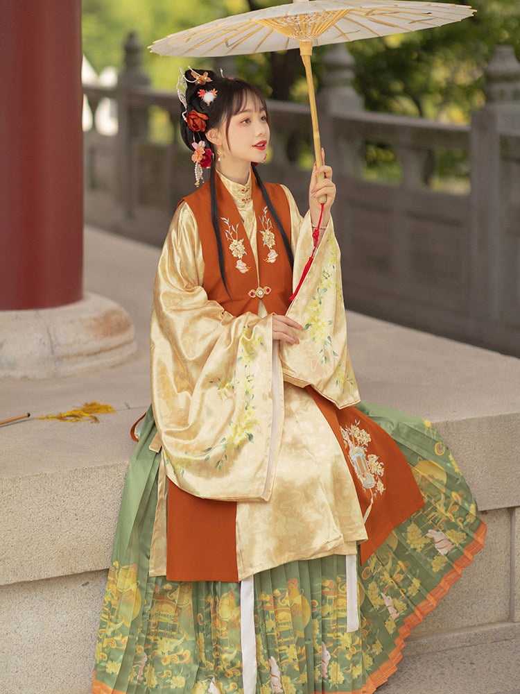 Ming Dynasty Bijia Wide Sleeve Robe & Pleated Skirt | Laurel Rabbit 月桂兔