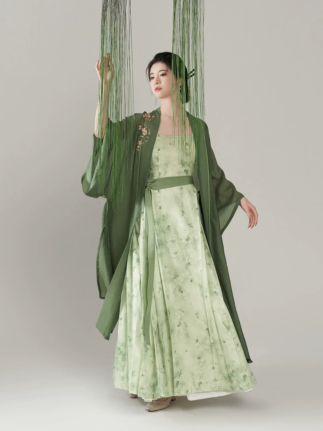 Song Dynasty Modern Hanfu - Pear Blossom Begonia 梨花海棠 (Preorder)