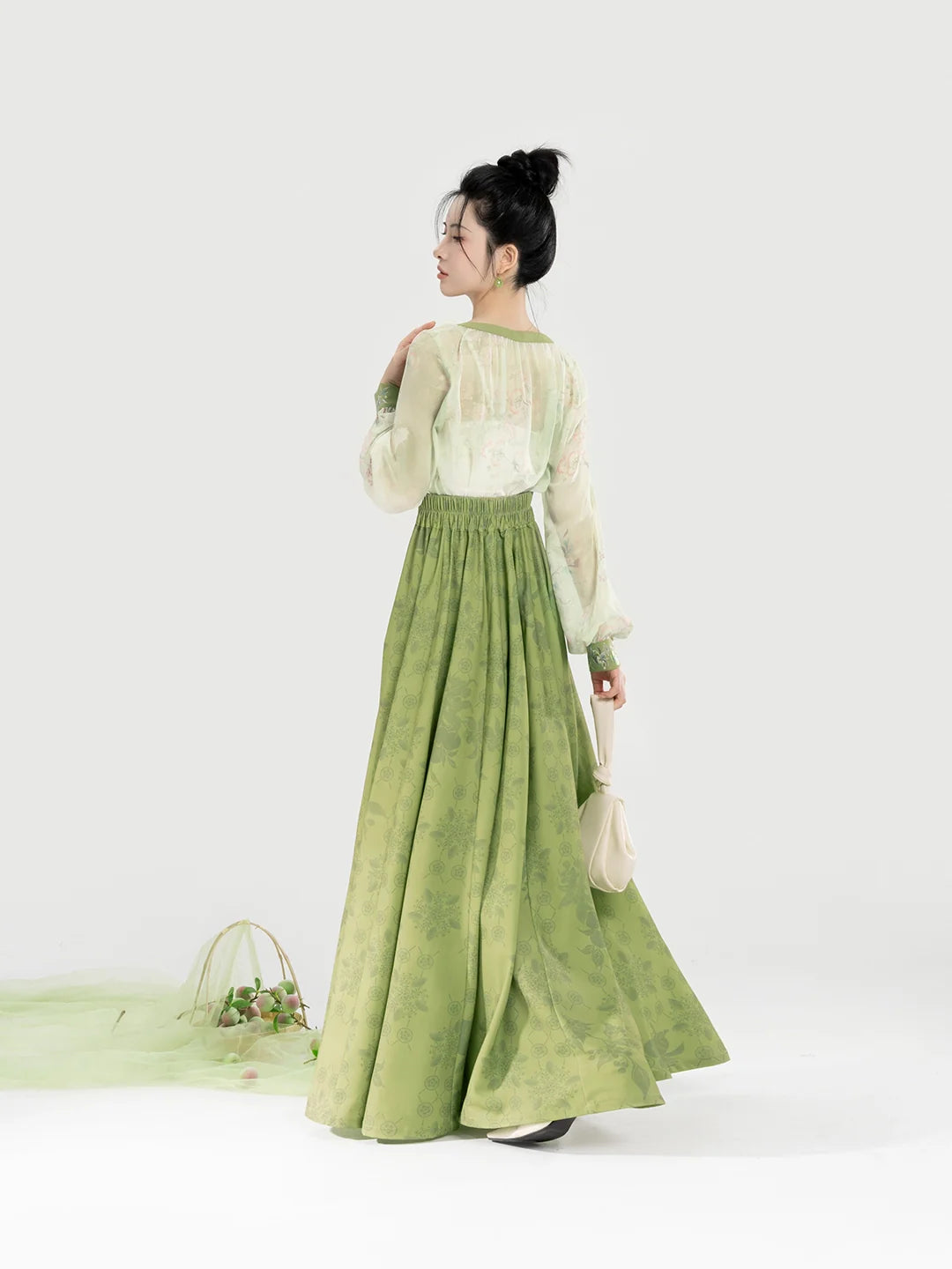 Tang Dynasty Modern Hanfu Set with Flowing Eight-Panel Skirt - Qingmei Lane 青梅弄 (Preorder)