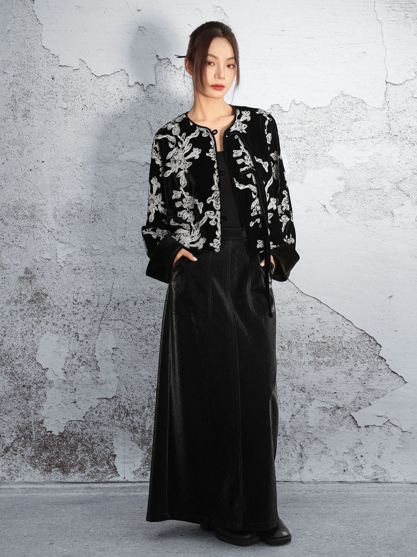 New Chinese Style Contrast Embroidered Velvet Short Jacket