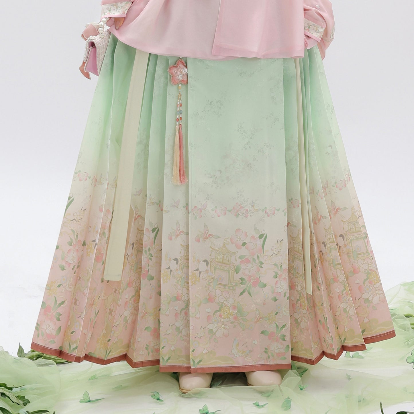 Ming Dynasty Cross Collar Top & Mint Pink Mamian Skirt | Chunmanyuan 春满园
