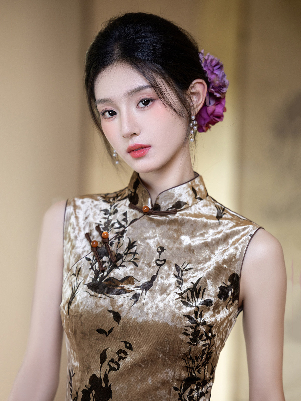 Sleeveless Gold Velvet Long Cheongsam | Jinyi