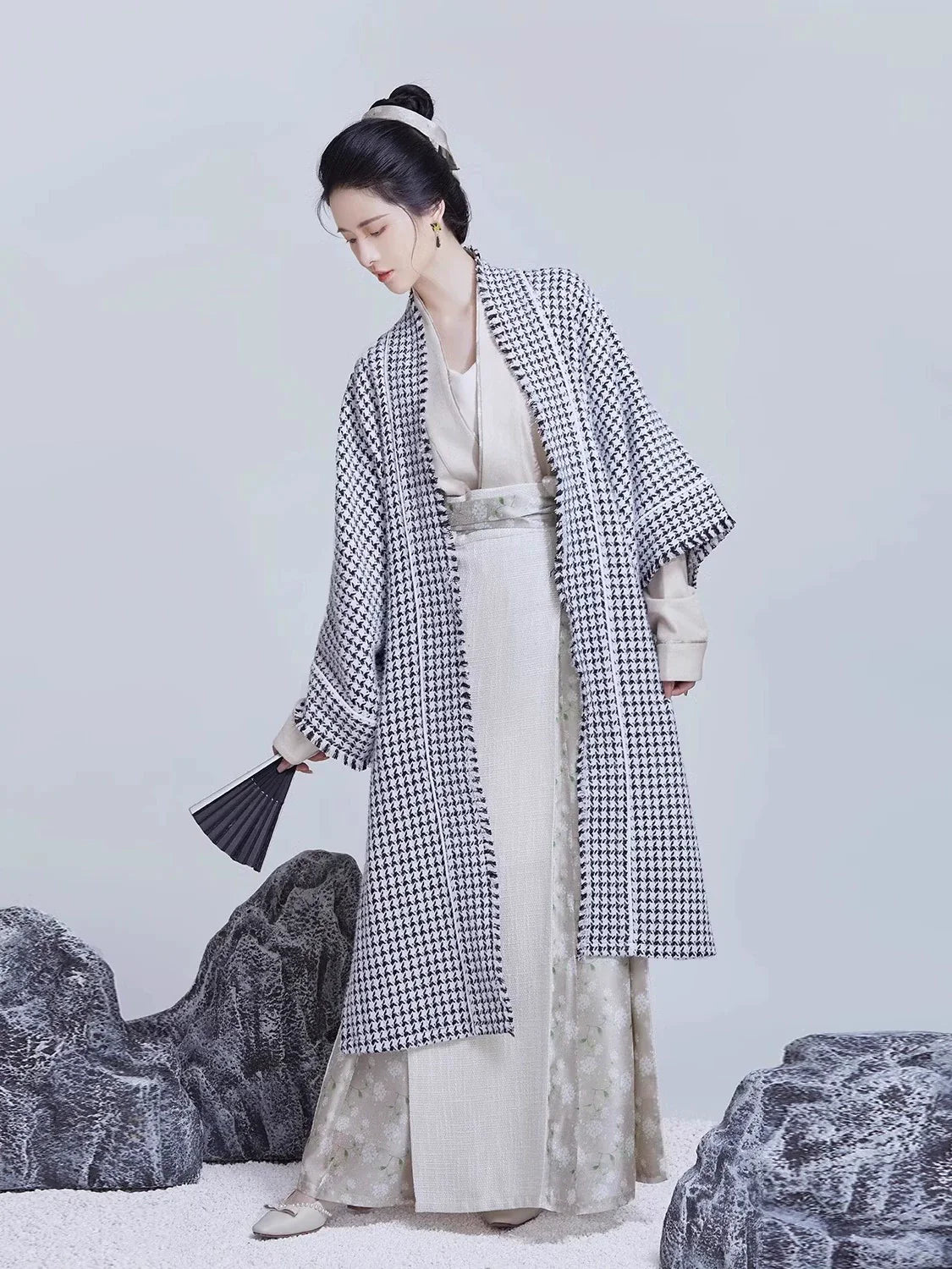 Song Dynasty Modern Hanfu Set with Changgan Temple Beizi and Three Pleat Skirt - Hanjiang Snow 寒江雪 (Preorder)