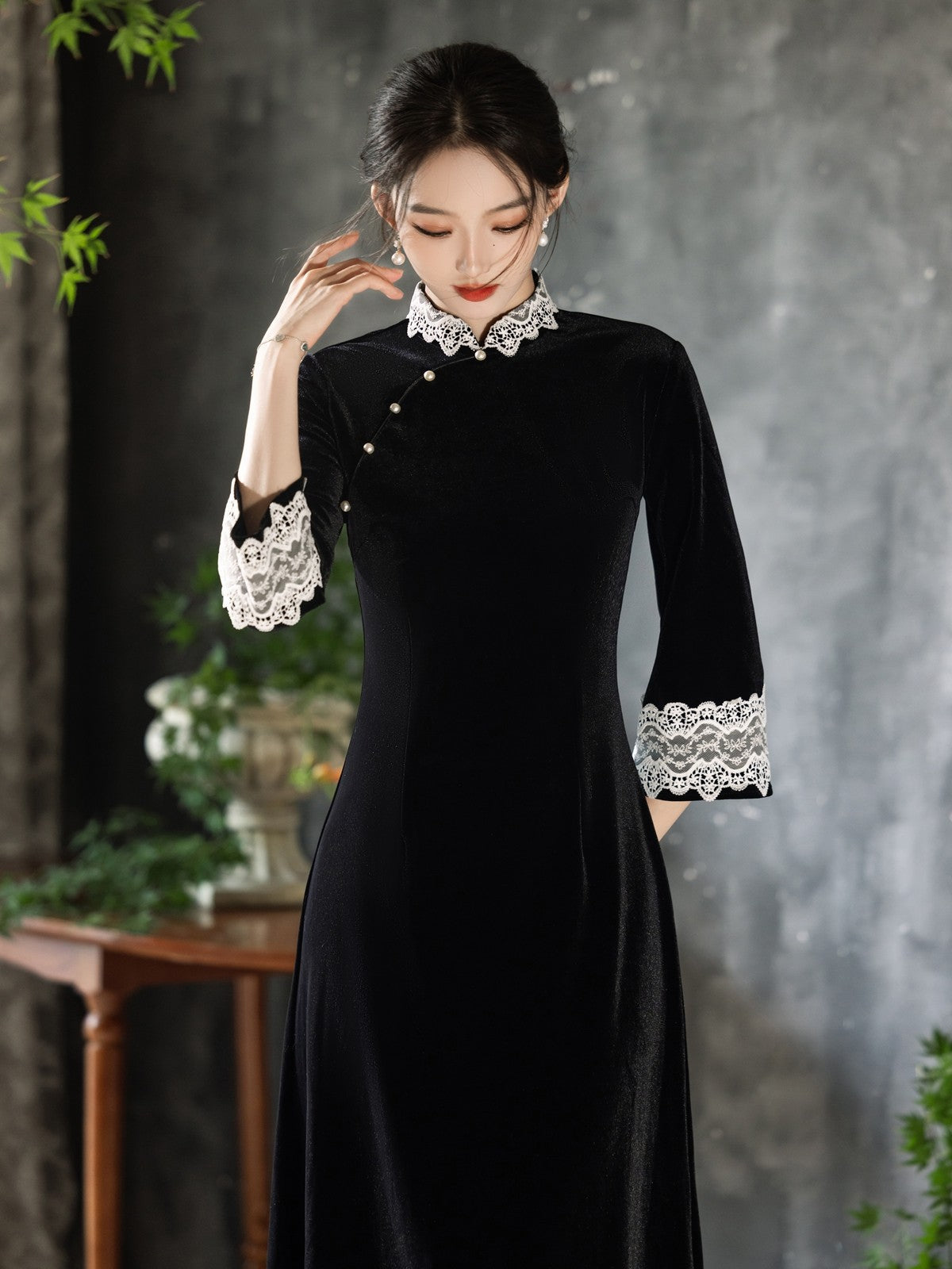 Mid Sleeve A Line Lace Cheongsam | Onyx